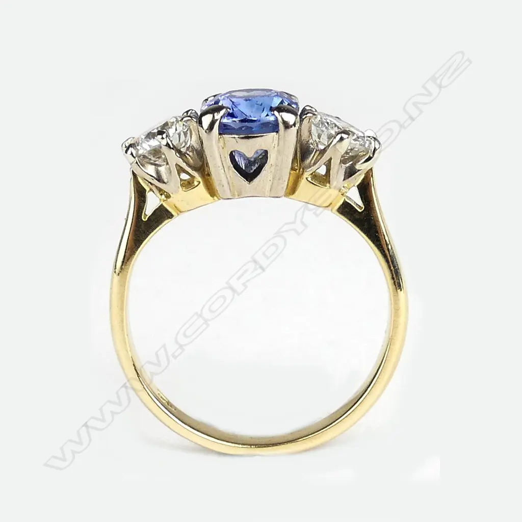 A lady's vintage 18ct. yellow gold sapphire and diamond ring Image 1++