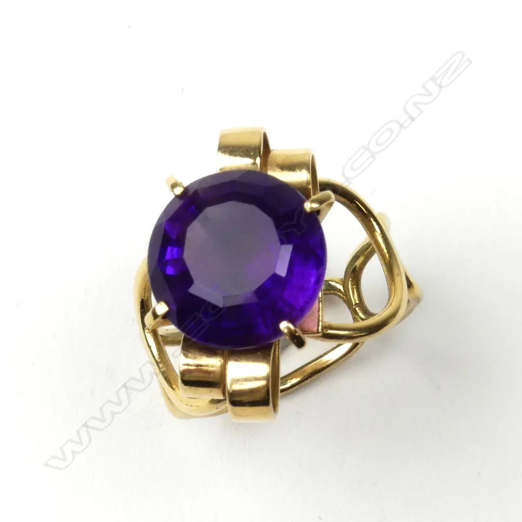 A retro 18ct. yellow gold and amethyst lady's dress ring Image 1++