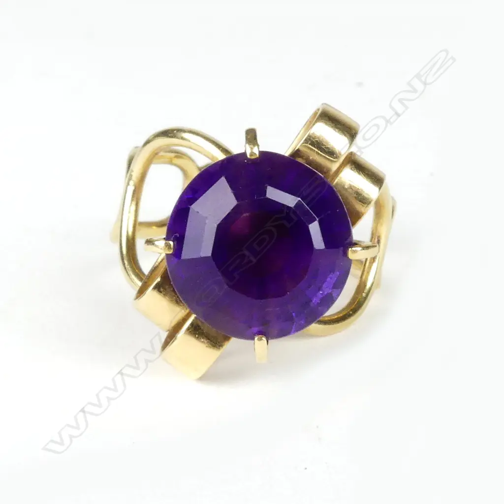 A retro 18ct. yellow gold and amethyst lady's dress ring Image 1++