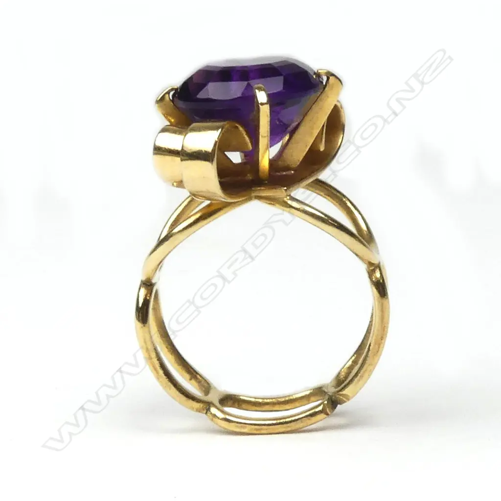 A retro 18ct. yellow gold and amethyst lady's dress ring Image 1++