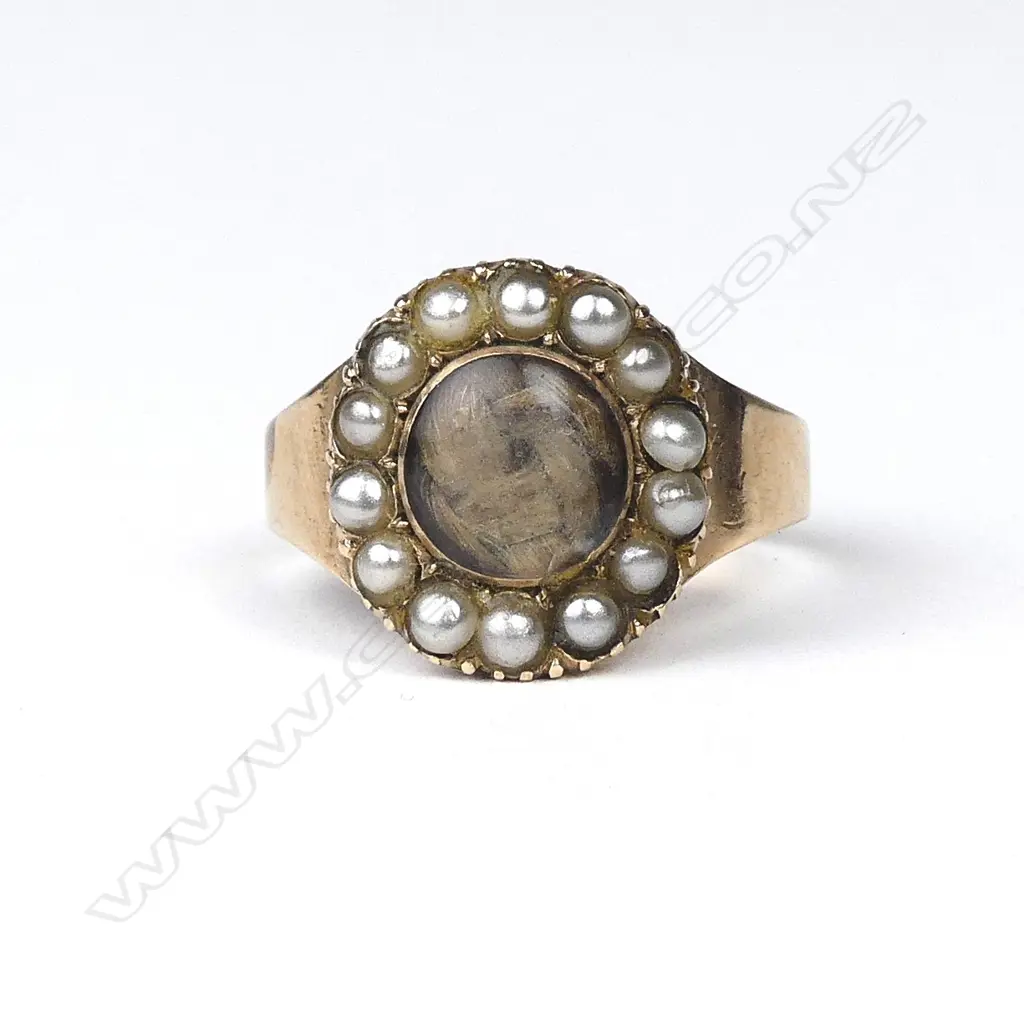A Georgian 9ct rose gold mourning ring Image 1++