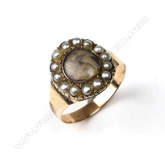 A Georgian 9ct rose gold mourning ring