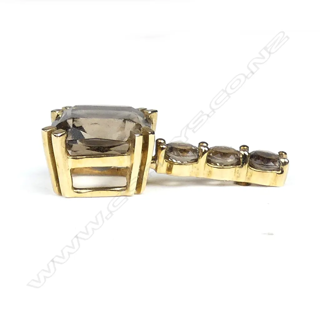 A 9ct gold and smoky quartz ring Image 1++