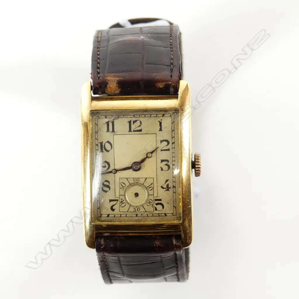 A vintage gent's 18ct gold cased tank wristwatch c.1930-31 Image 1++