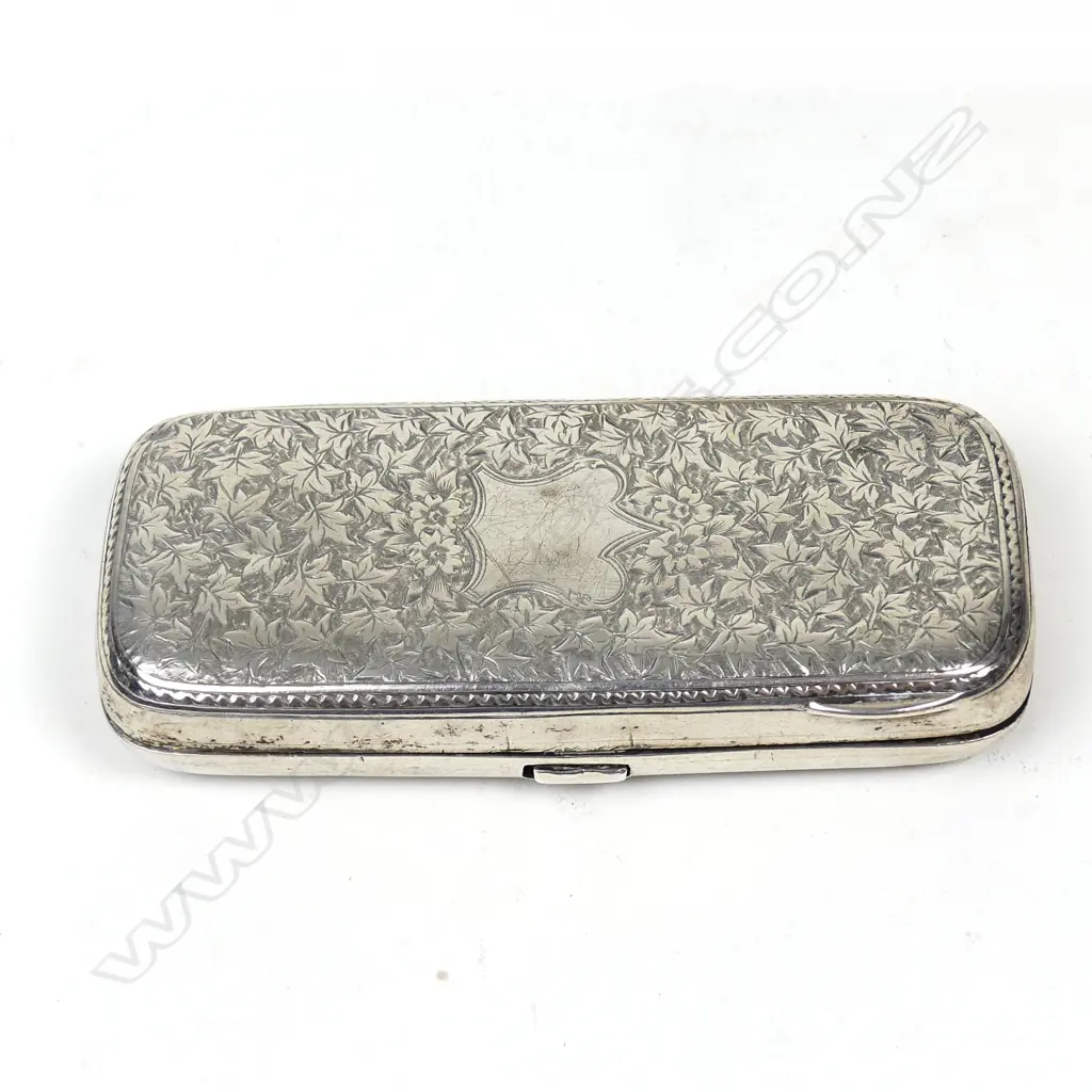 A silver cigarette case Image 1++