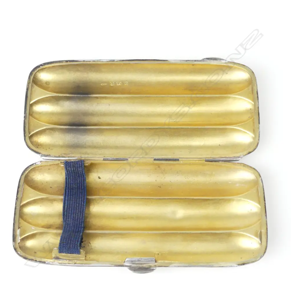 An early 20thC silver three-cigar case Image 1++