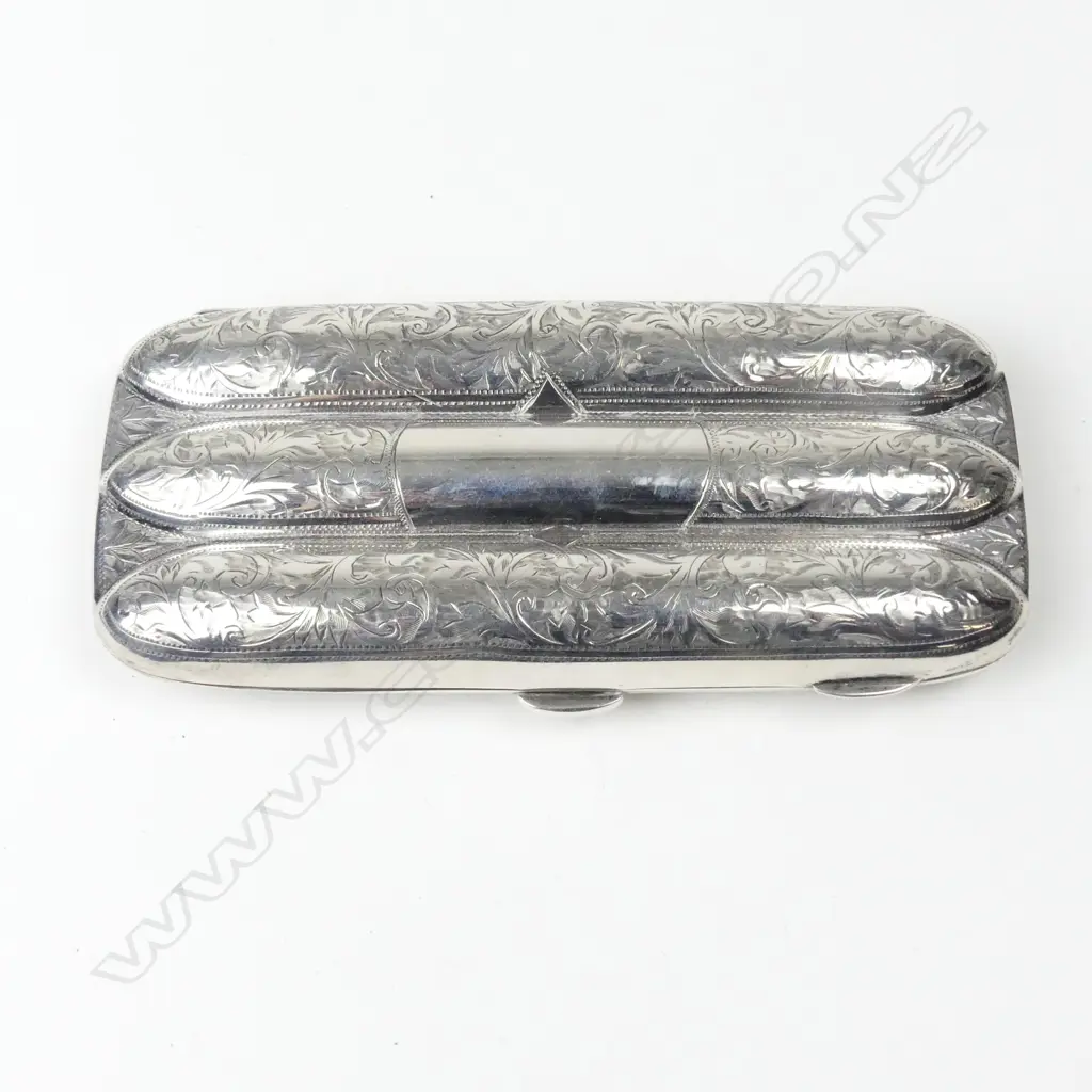An early 20thC silver three-cigar case Image 1++