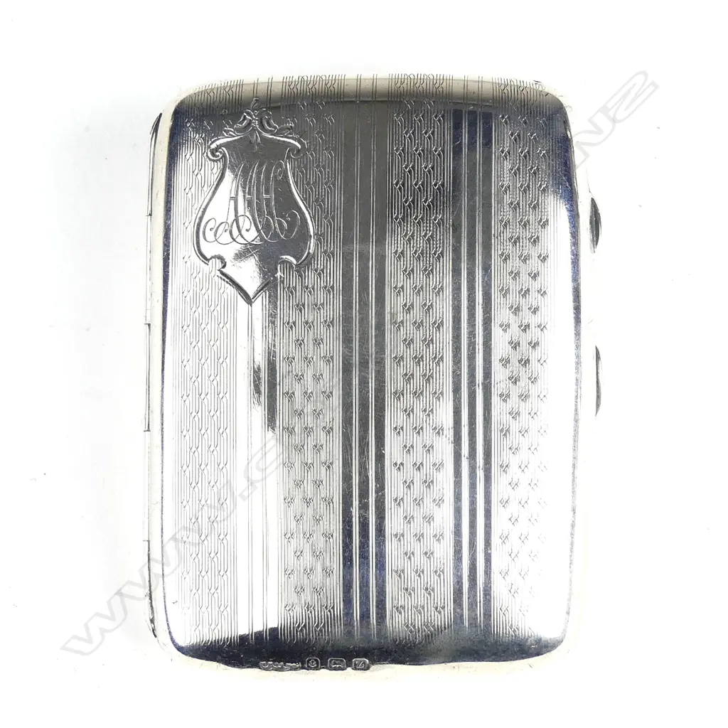A 1920s silver cigarette case Image 1++