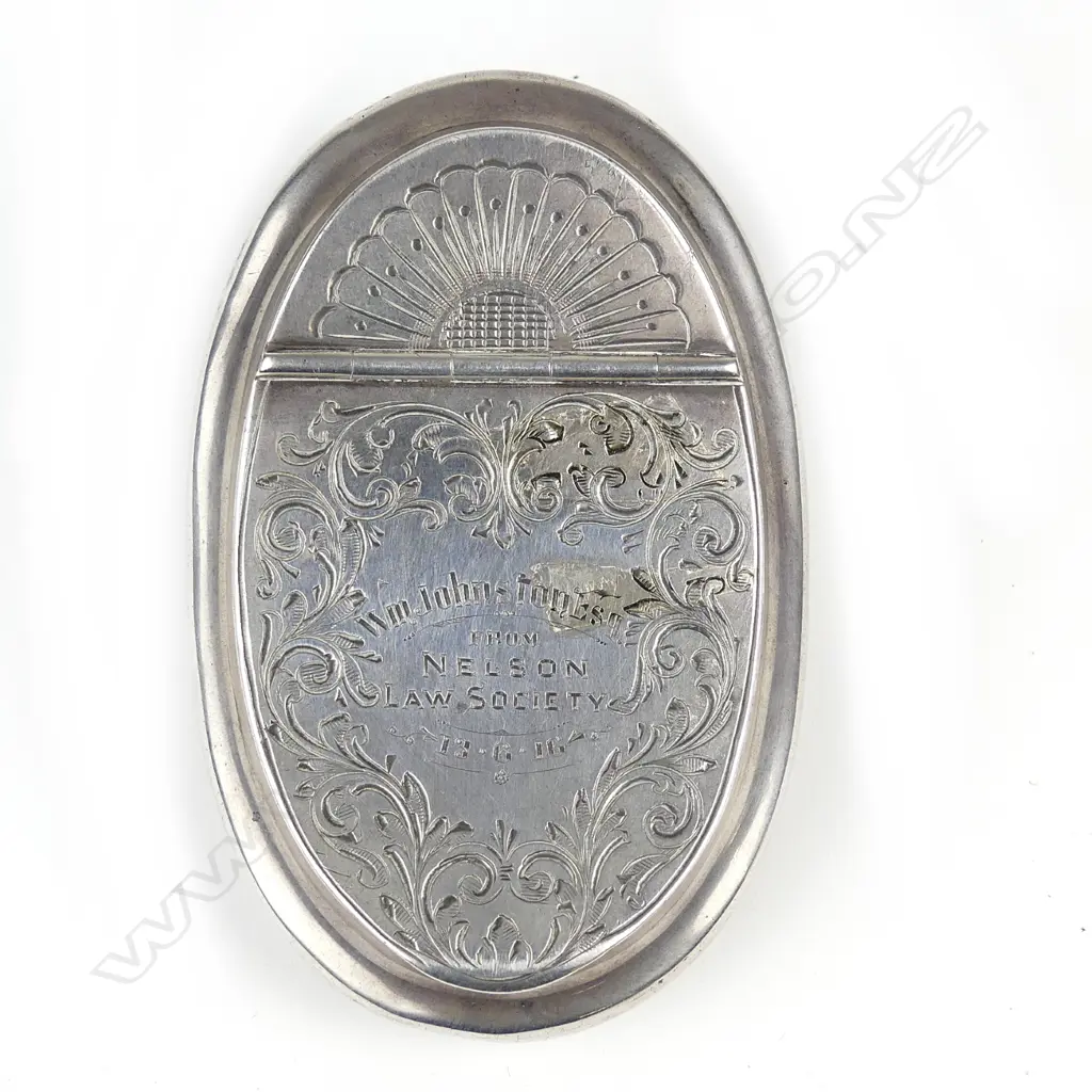 An Edwardian oval silver snuff box Image 1++