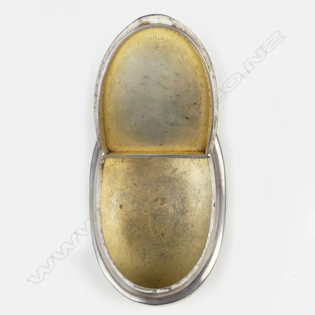 An Edwardian oval silver snuff box Image 1++
