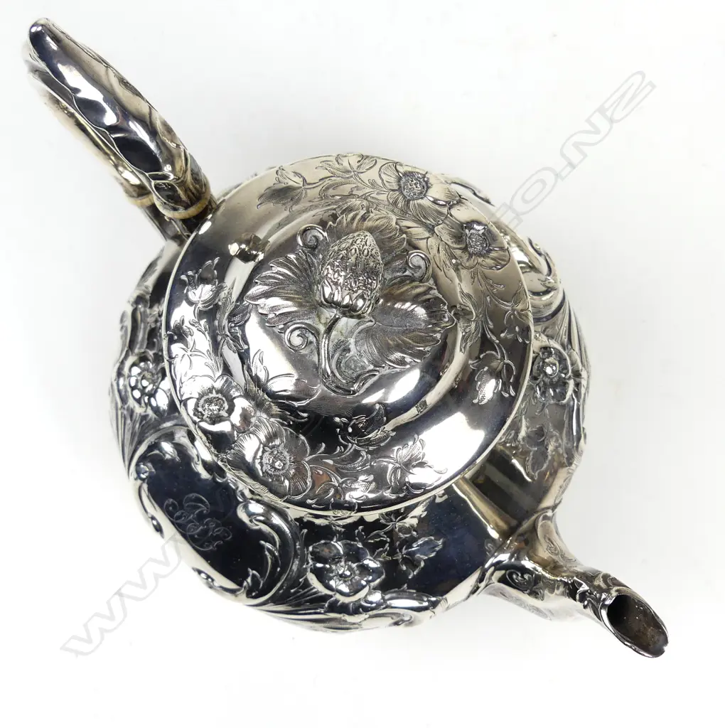 A Victorian silver three piece tea set Image 1++