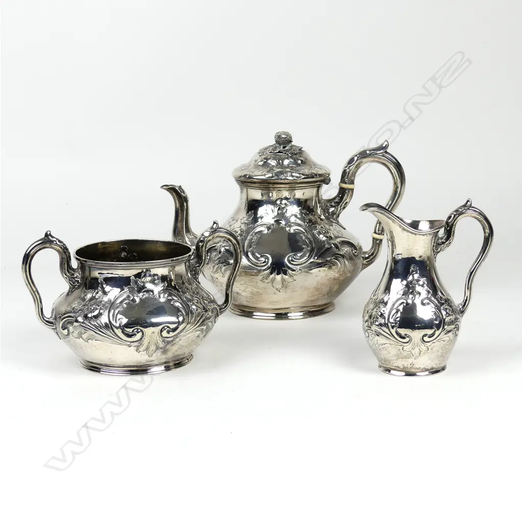 A Victorian silver three piece tea set Image 1++
