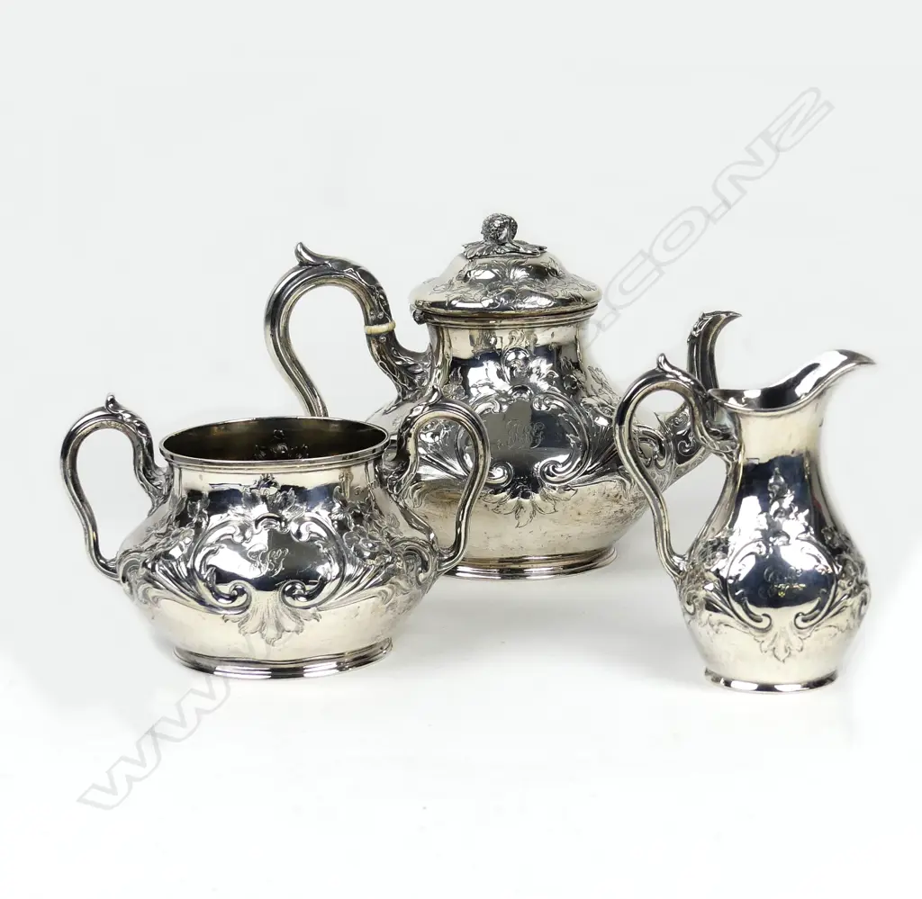 A Victorian silver three piece tea set Image 1++