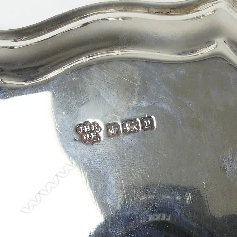 An early 20thC restrained pie-crust rim salver Image 1++