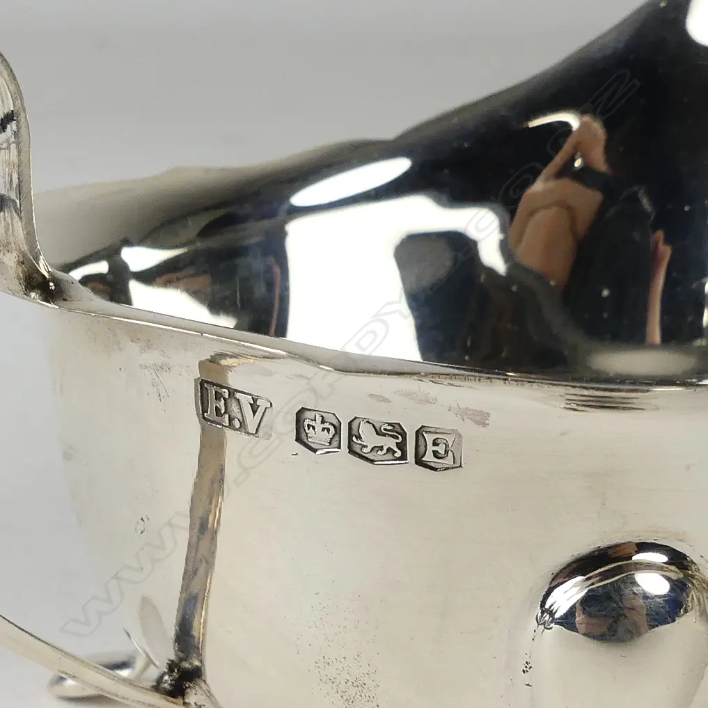 A pair of mid-20thC silver gravy boats Image 1++