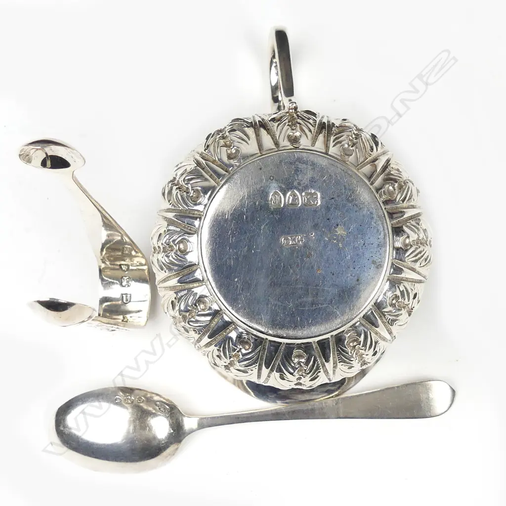 A cased Victorian silver set of sugar basin cream jug six spoons and a pair of tongs Image 1++