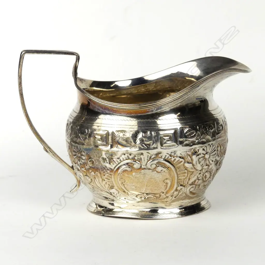 A George III silver cream jug Image 1++