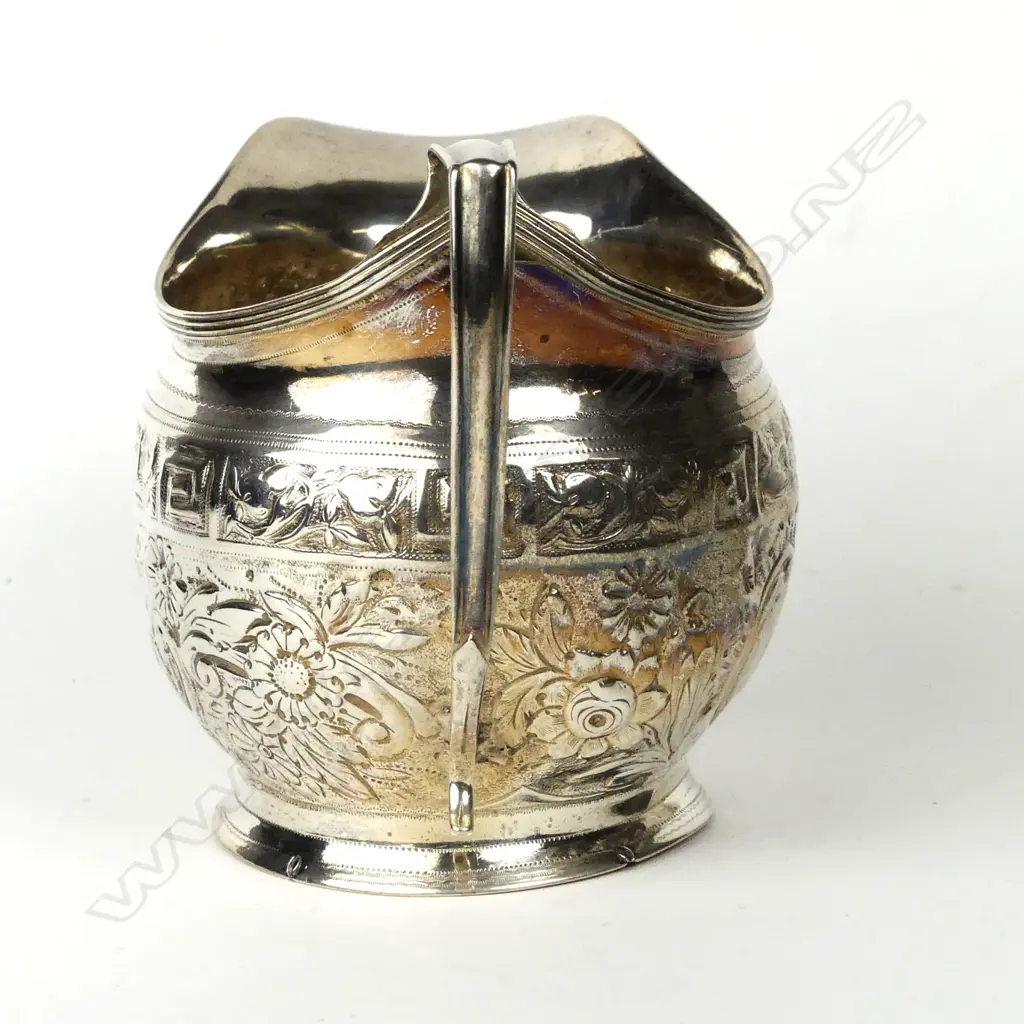 A George III silver cream jug Image 1++