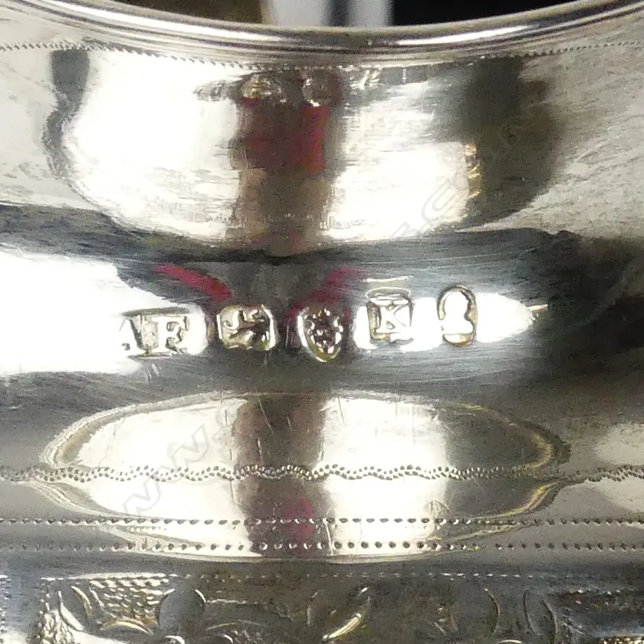 A George III silver cream jug Image 1++