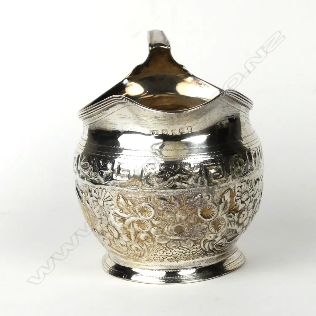 A George III silver cream jug Image 1++