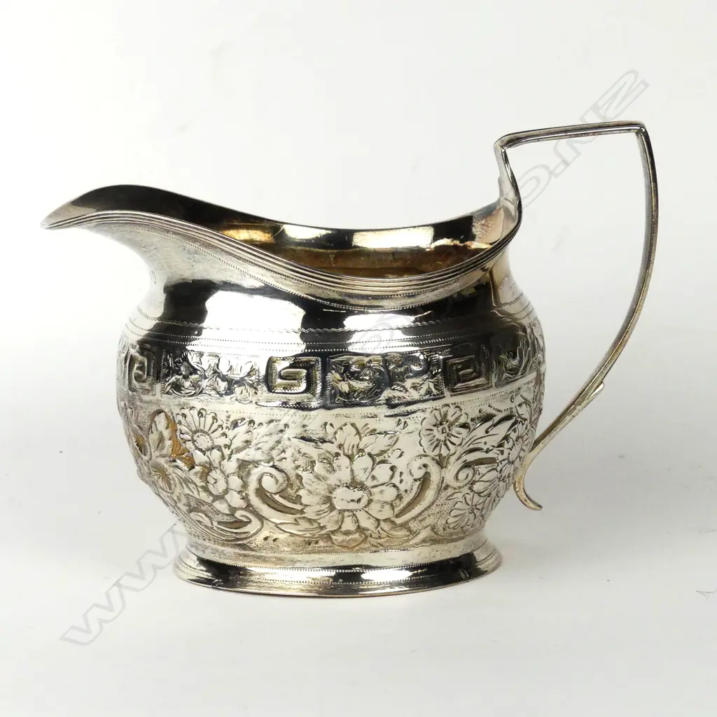 A George III silver cream jug Image 1++