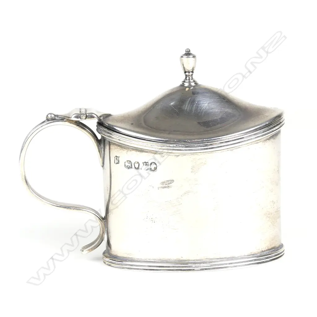 A Victorian silver mustard pot Image 1++