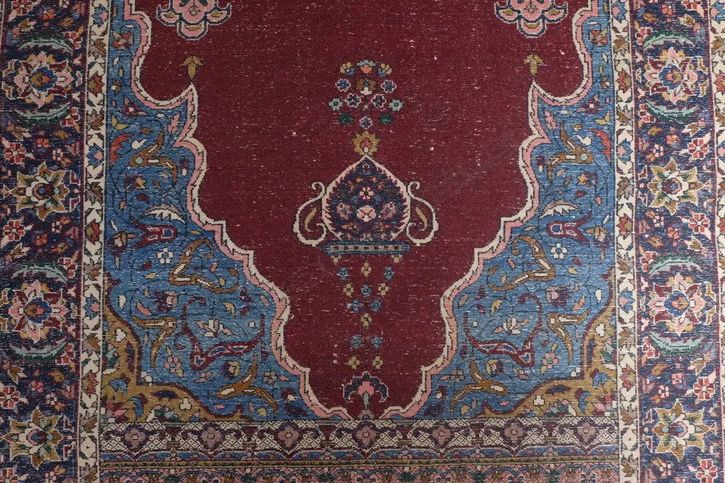 A fine semi-antique wool-on-cotton prayer rug Image 1++