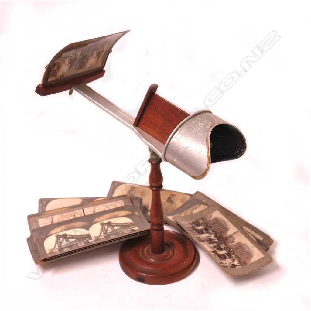 An early 20thC stereoscopic viewer and cards Image 1++