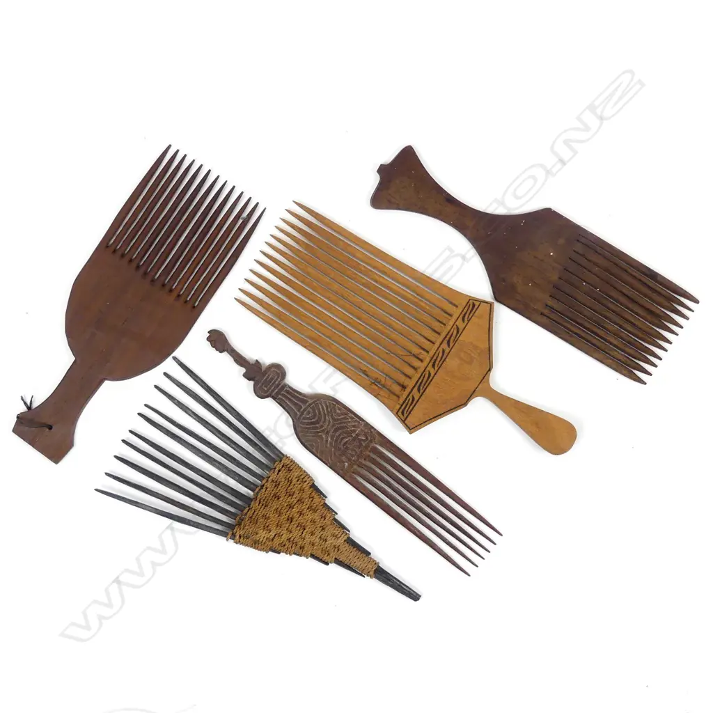 Five various wooden hair combs Image 1++