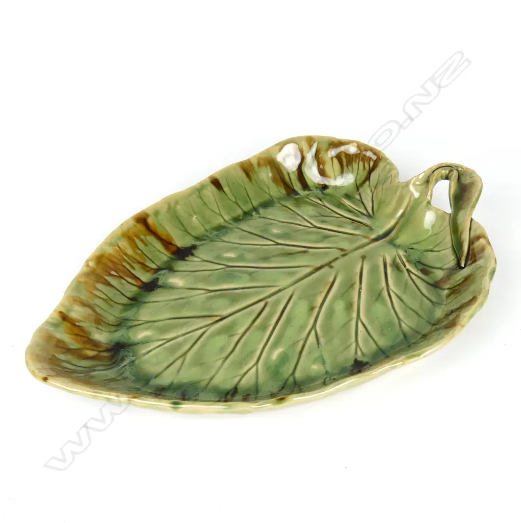 An unusual large Mollé pottery leaf dish Image 1++