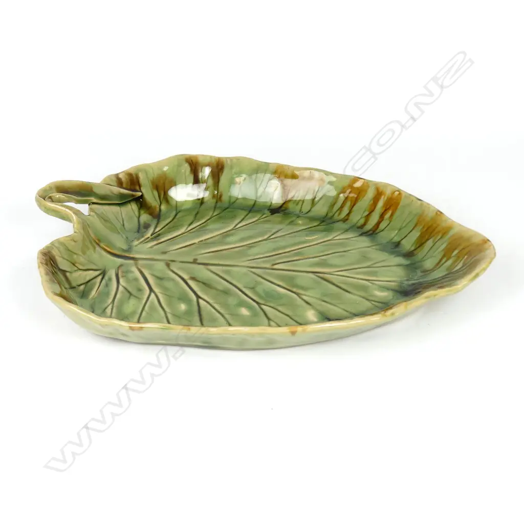 An unusual large Mollé pottery leaf dish Image 1++