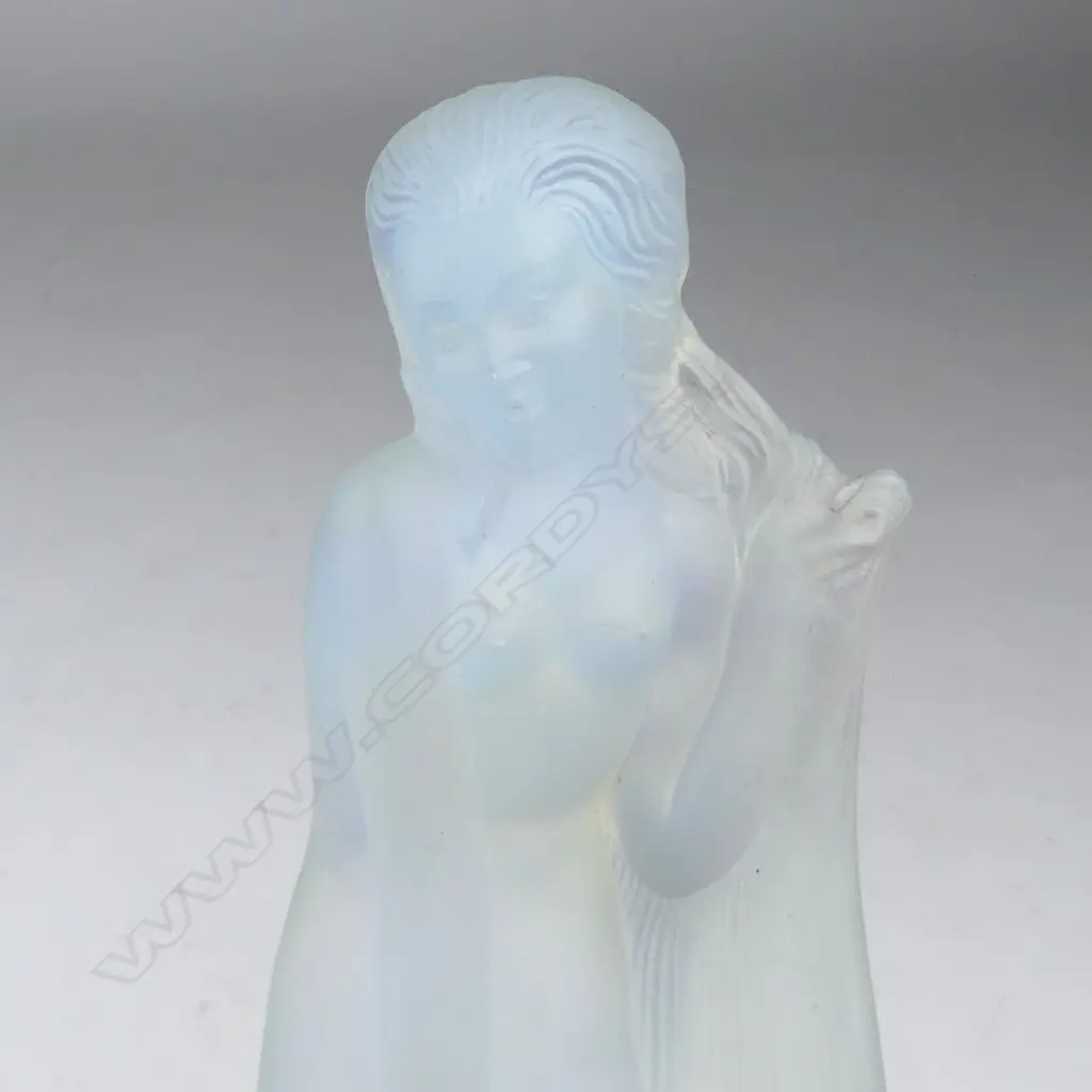 A French Art Deco Etling opalescent glass figurine Image 1++