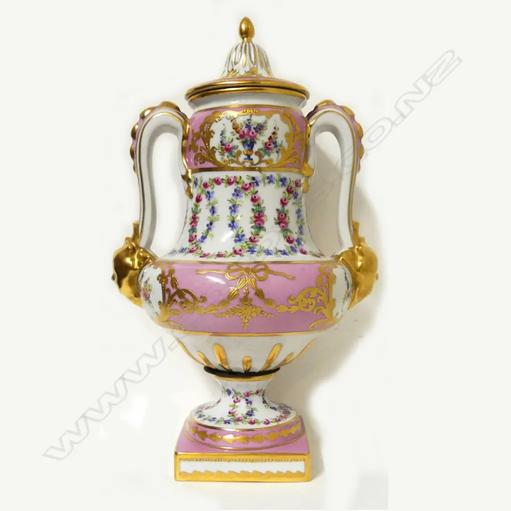 A 'Porcelaine de Paris' two handled lidded urn Image 1++