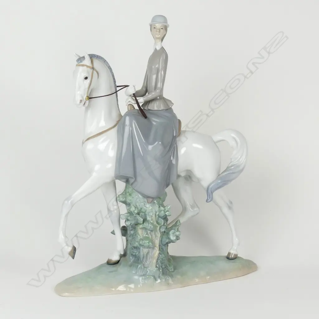 A large Lladro figurine Image 1++
