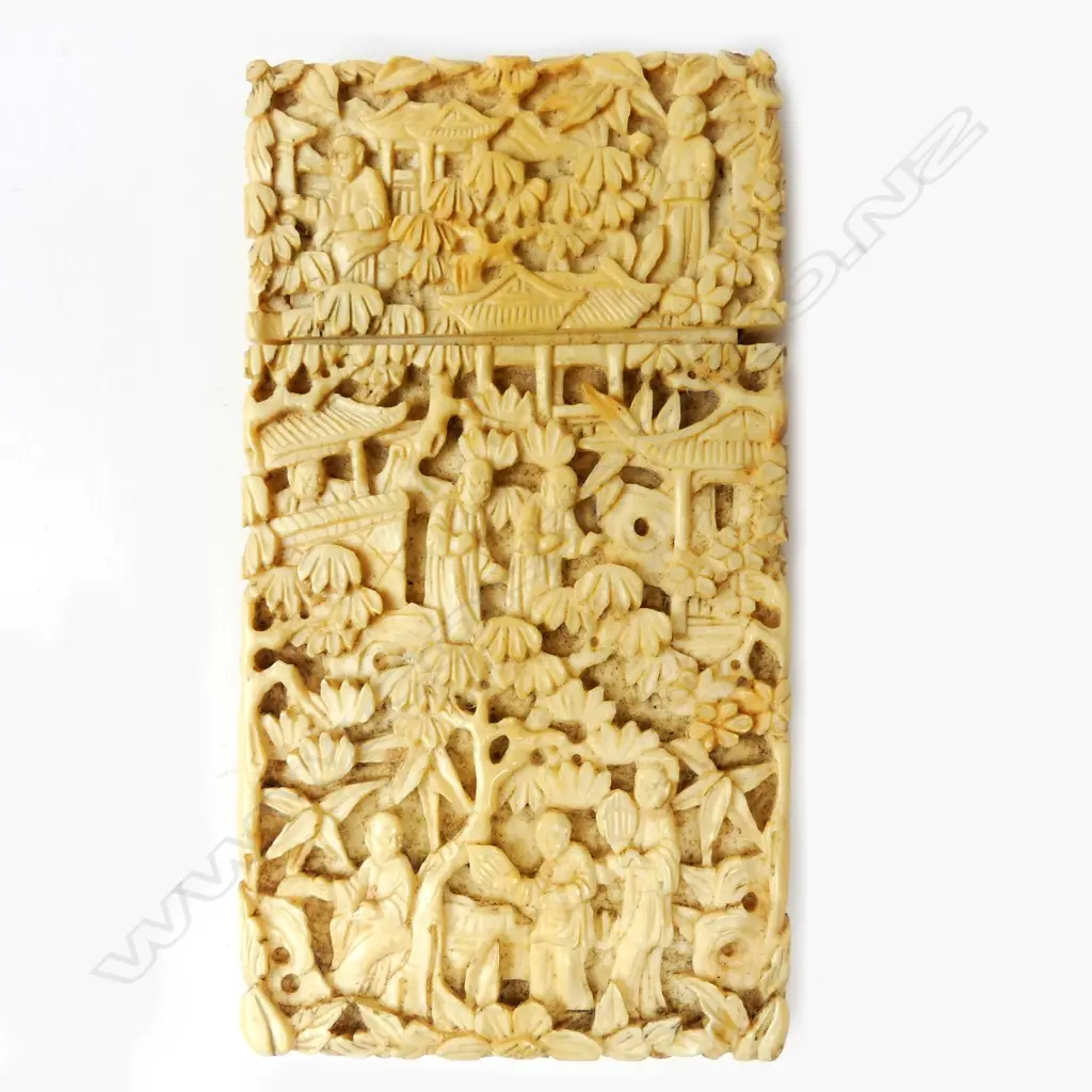 A Chinese carved ivory card case Image 1++