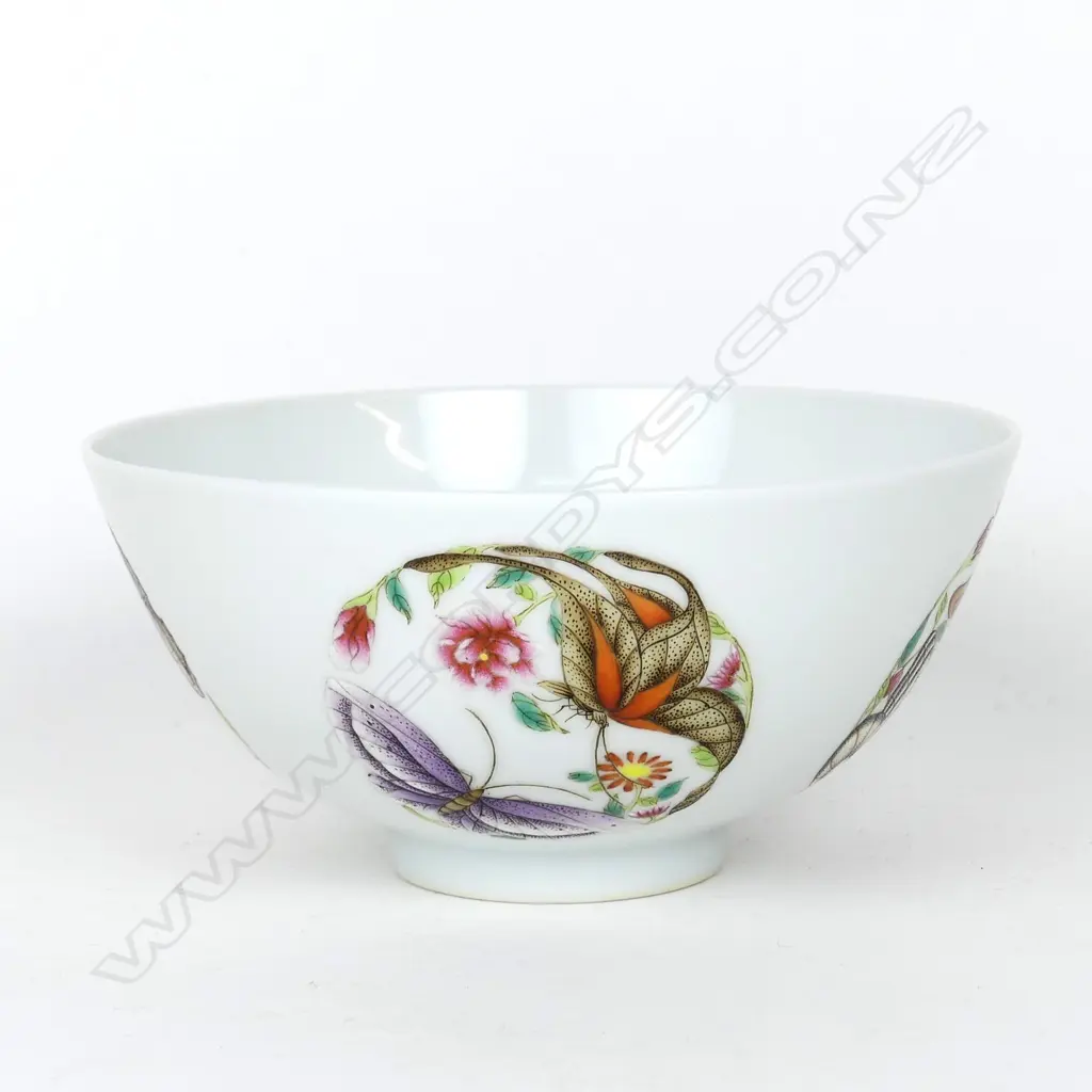 A fine quality Chinese butterfly decorated bowl Image 1++