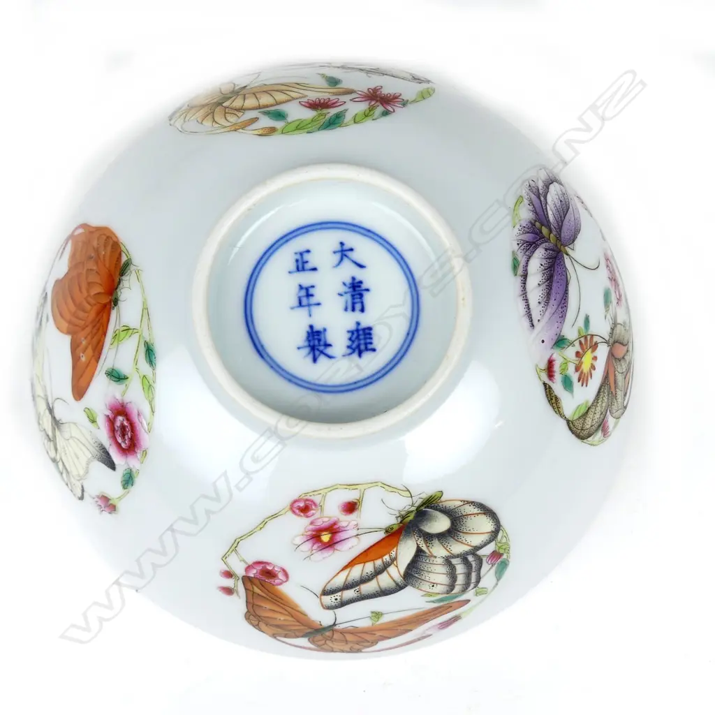 A fine quality Chinese butterfly decorated bowl Image 1++