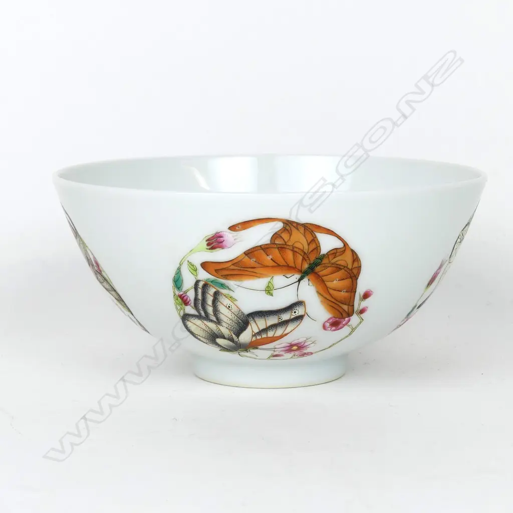 A fine quality Chinese butterfly decorated bowl Image 1++