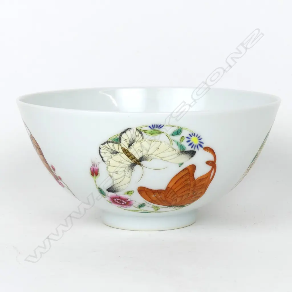 A fine quality Chinese butterfly decorated bowl Image 1++