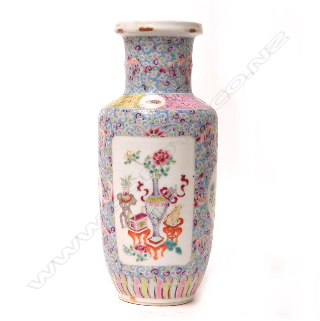An old finely decorated Chinese famille rose porcelain vase Image 1++