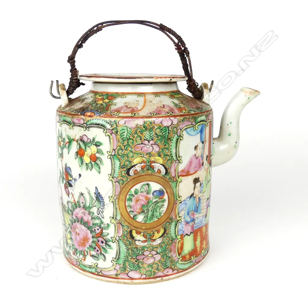 A Chinese famille rose teapot Image 1++