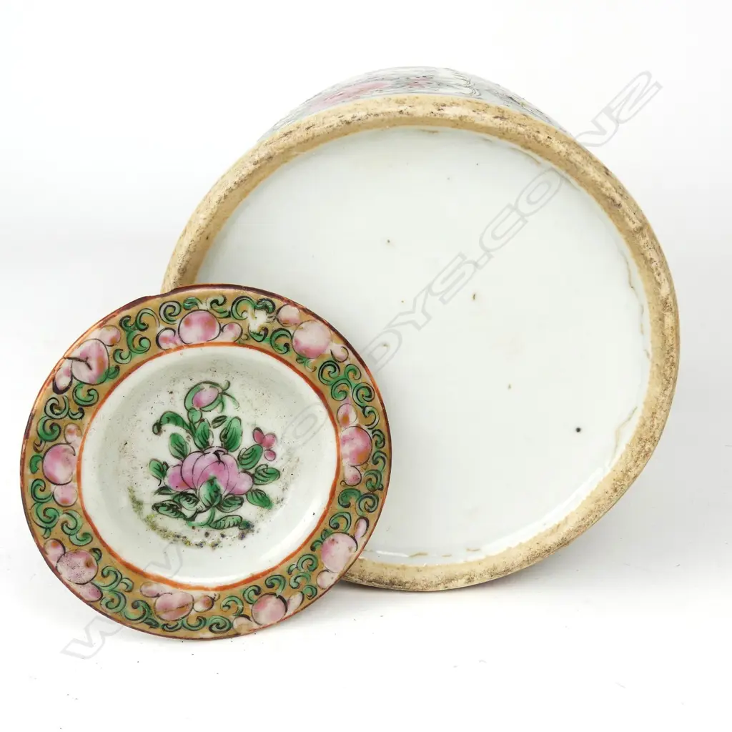 A Chinese famille rose teapot Image 1++