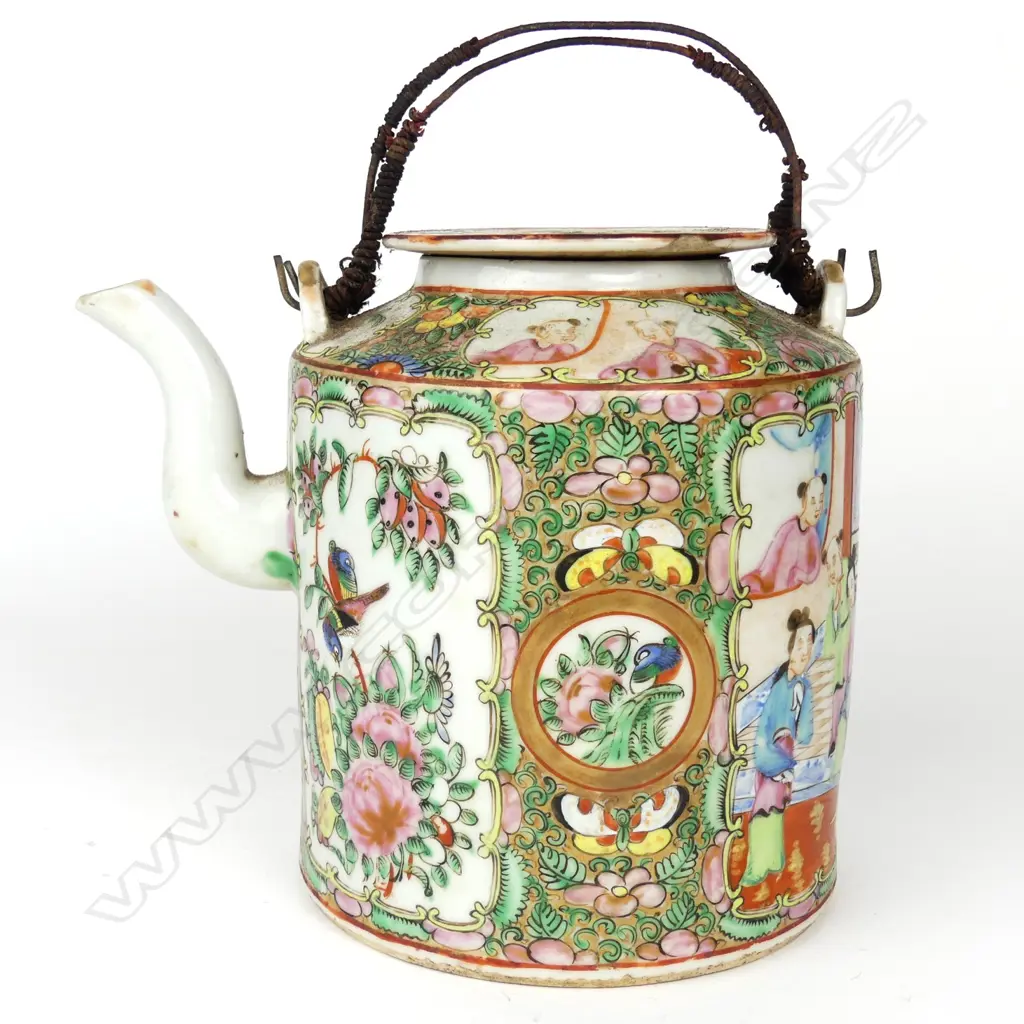 A Chinese famille rose teapot Image 1++