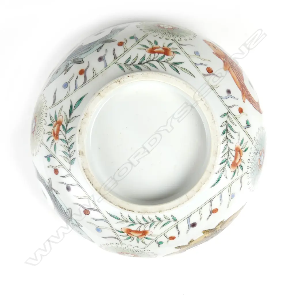 An old Chinese famille verte 'Fishes' bowl Image 1++