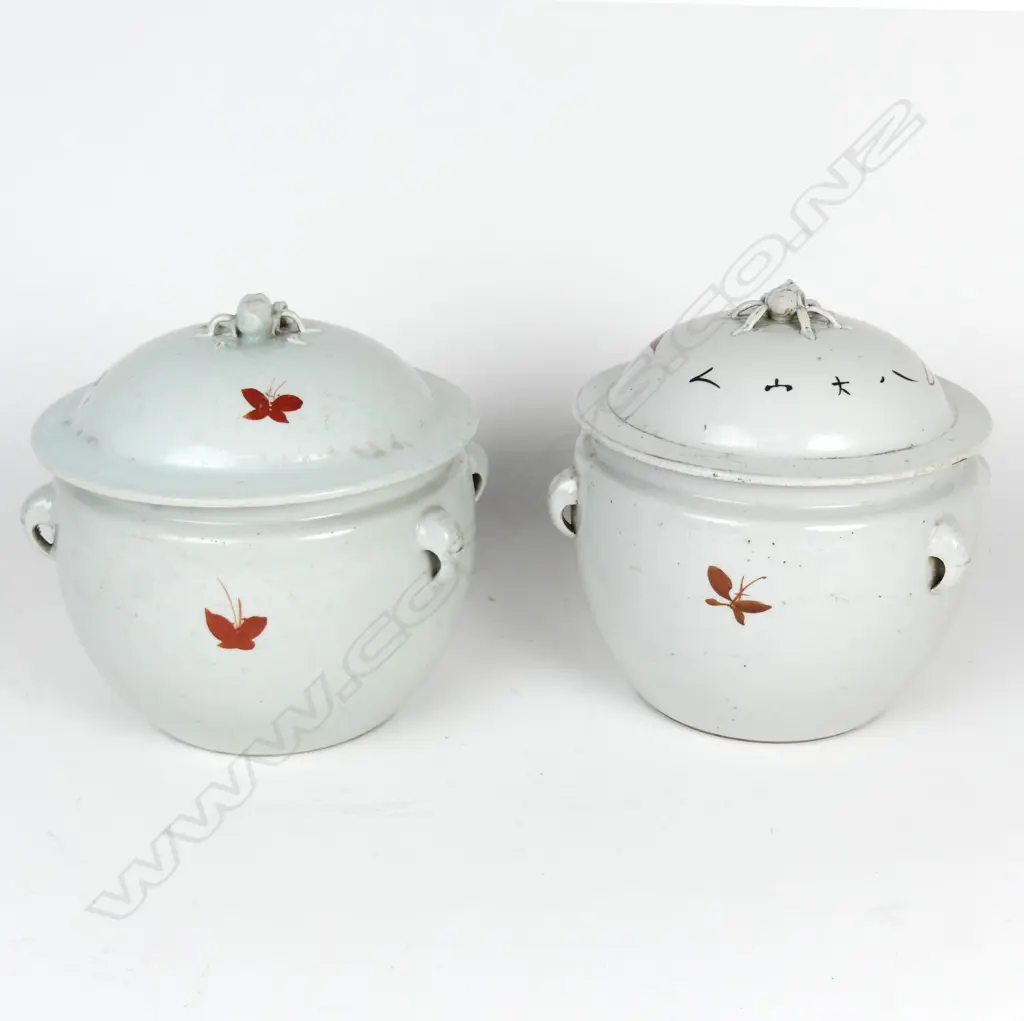 A pair of vintage Chinese lidded jars Image 1++