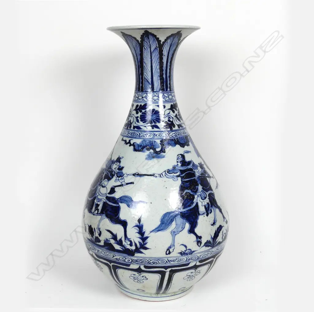 A large Chinese blue and white vase Image 1++
