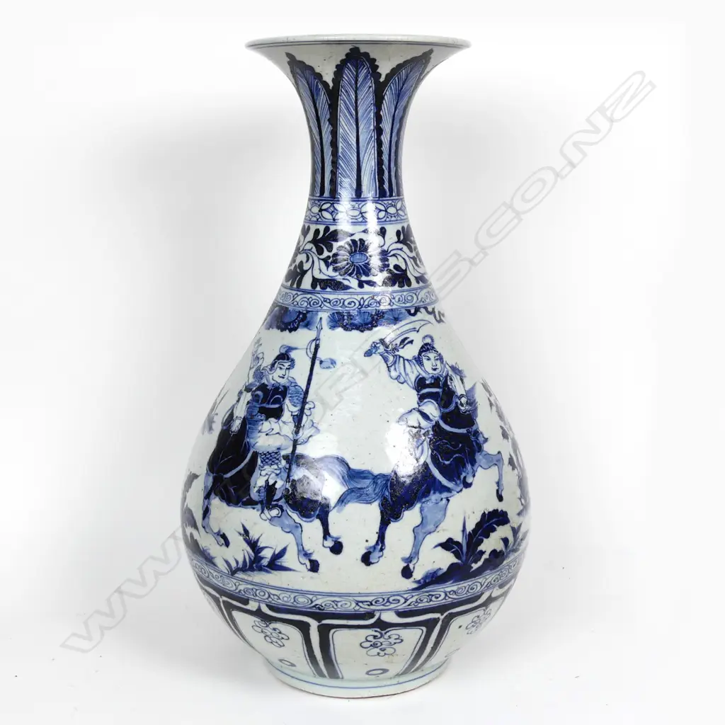 A large Chinese blue and white vase Image 1++