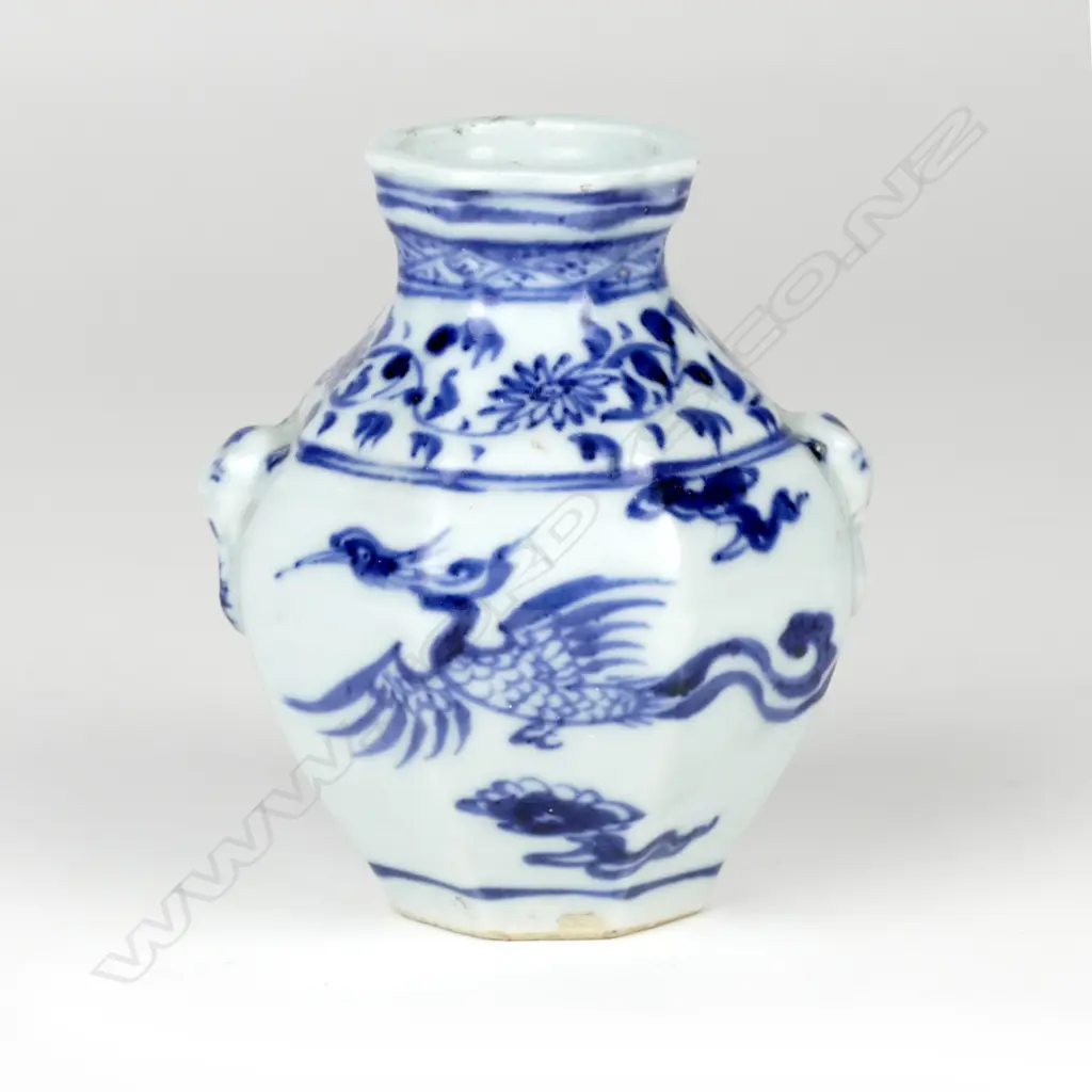 A Chinese porcelain octagonal jarlet Image 1++