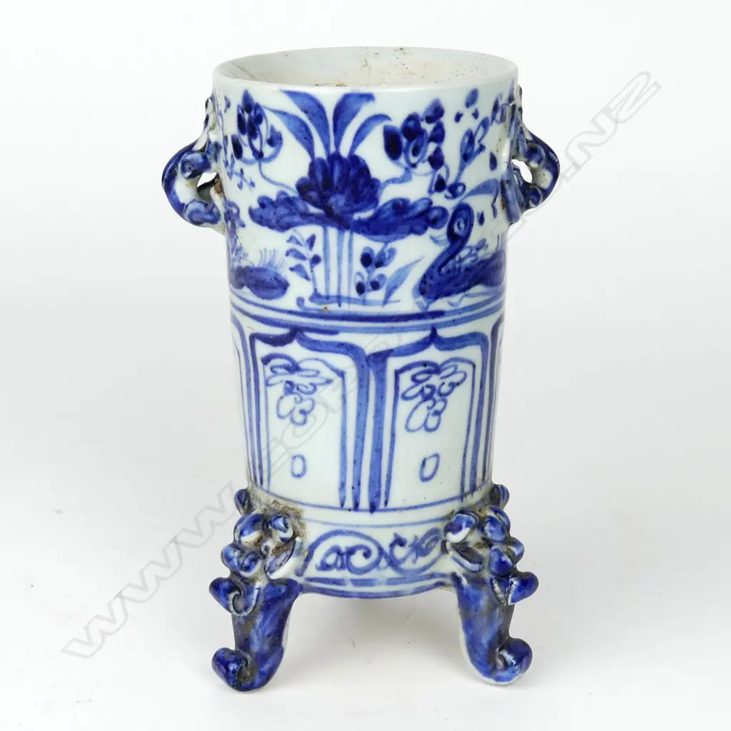 A Chinese blue and white tapered cylinder vase Image 1++