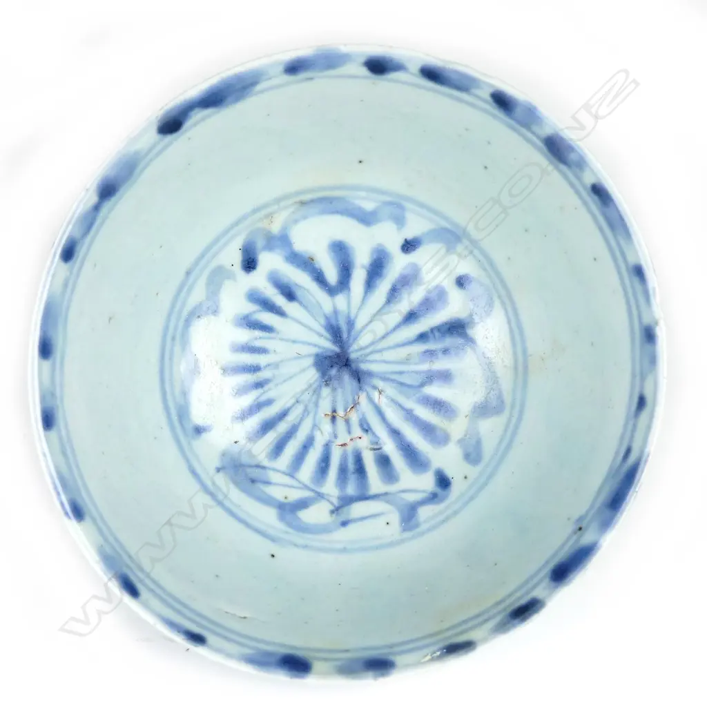 A 19thC 'kitchen Ming' bowl Image 1++